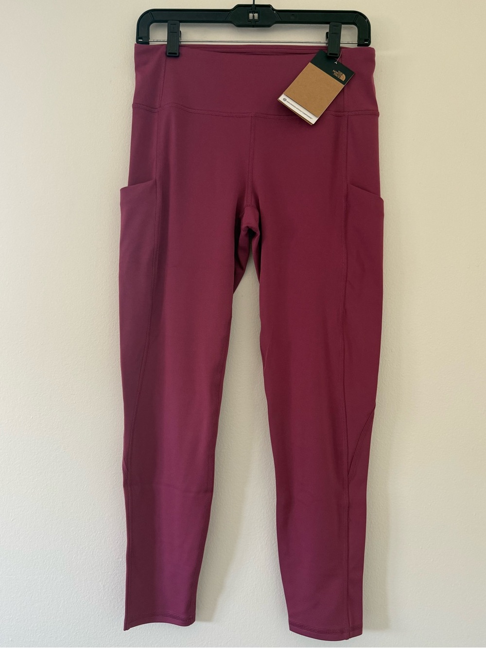 The North Face Skyway Leggings L Cyber Berry NWT (Small Spot Flaw)